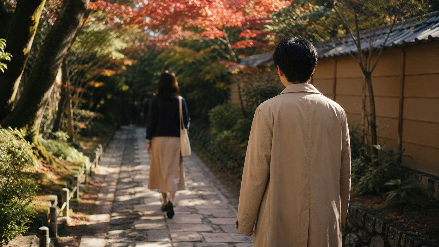 紅葉の参道で少し距離を置いて歩く男女の後ろ姿。プレ交際から真剣交際へ進む決断のタイミングのイメージ